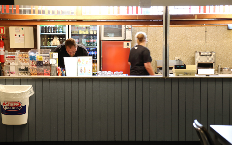Knabstrup hallens kiosk med drikkevarer, slik og grillmad