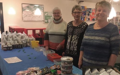 damer der står ved tombola bord, Banko i Knabstrup Hallen