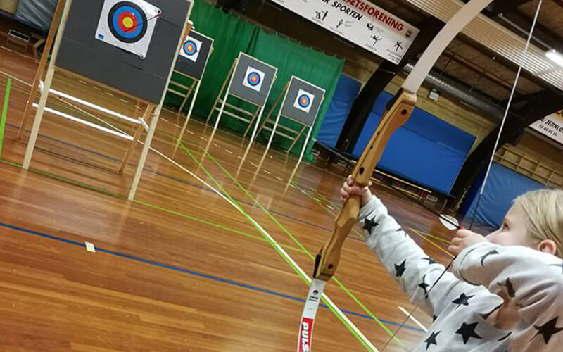 ung pige der skyder bueskydning i Knabstrup hallen