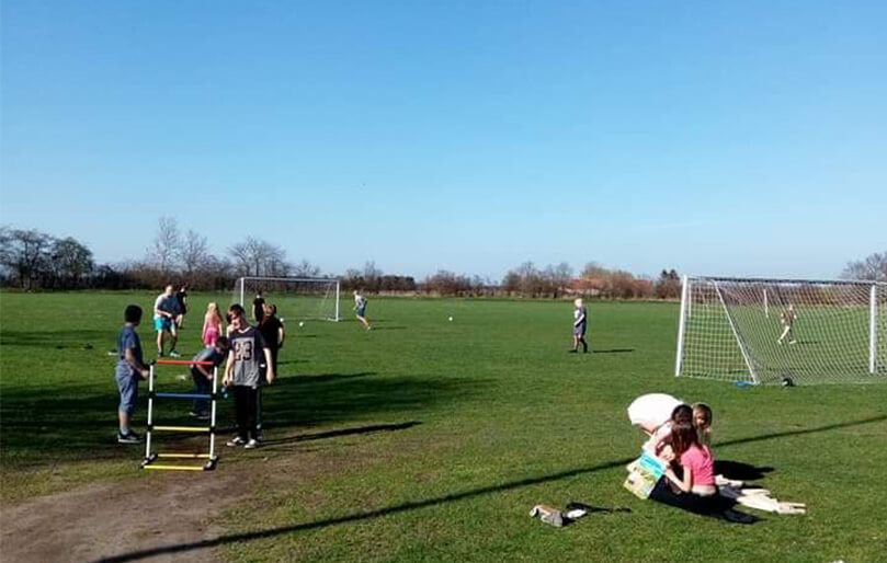 Mini KUK børn der spiller på græsplæne, Knabstrup ungdomsklub