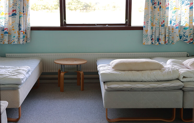 Udlejning af værelse ved Knabstrup Hallen overnatning med seng og bord
