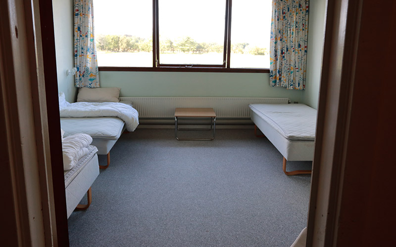 Udlejning af værelse med senge, gardiner og bord