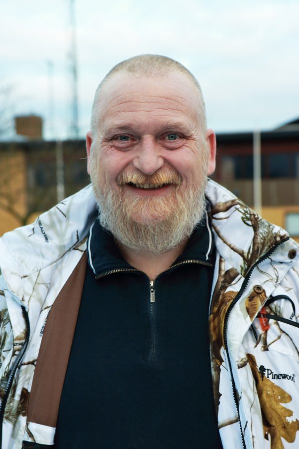 Martin Kramer, glad mand med skæg i sort bluse og hvid jakke, Knabstrup Hallens bestyrelse